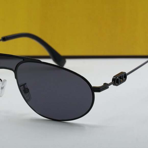 Fendi FE40072U-Y 01A Aviator Sunglasses - Black with Chain / Grey main image 9